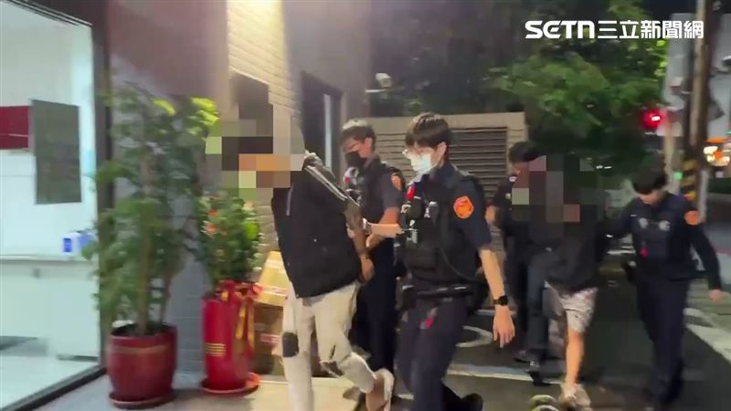 新北徐男駕車違停遭盤查逃逸被逮回，黃姓男乘客也一併被逮。（圖／翻攝畫面）