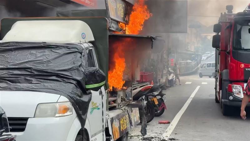 基隆「炸蛋蔥油餅」的餐車，疑因油溫過高噴濺引發火警，整台車瞬間被大火吞噬。（圖／翻攝畫面）