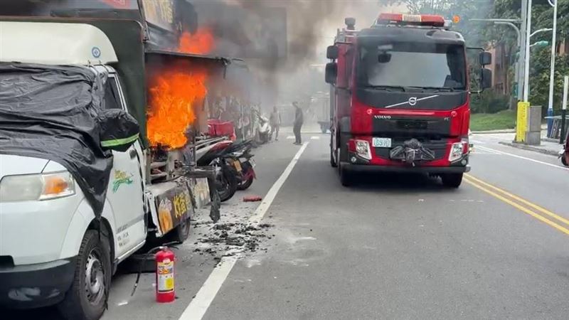 基隆「炸蛋蔥油餅」的餐車，疑因油溫過高噴濺引發火警，整台車瞬間被大火吞噬。（圖／翻攝畫面）