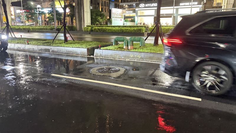 道路上人孔蓋異常彈起，導致女騎士摔車受傷。（圖／翻攝畫面）