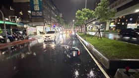 李姓女子騎車行經思源路時，因道路上人孔蓋異常彈起，導致李女摔車受傷。（圖／翻攝畫面）