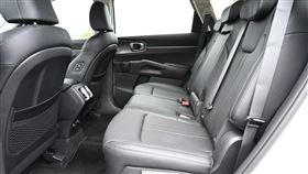 ▲Kia Sorento 後排椅背可以多段調整。（圖／鍾釗榛攝影）