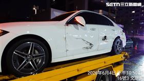 高雄,路段,紀錄器,車道,車號,聯結車,國道,車禍,肇逃,賓士。（圖／翻攝畫面）