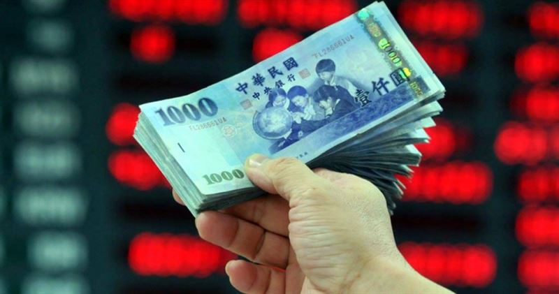 民眾以房屋增貸、信貸、房貸槓桿將資金流入股市，專家警告，若股市回檔將引發「股房雙挫」連鎖效應。（圖／CTWANT提供）