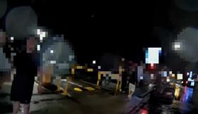 新莊一家熱炒店發生鬥毆事件，警方到場將涉案雙方帶回偵辦。（圖／翻攝畫面）