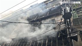 新北市板橋區大觀路二段巷內民宅2樓發生火災。（圖／翻攝畫面）