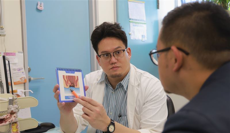 新竹馬偕紀念醫院大腸直腸外科黃暐聖醫師提醒，若出現排便出血、肛門疼痛、腫塊脫出要盡快就醫。（圖／新竹馬偕醫院提供）