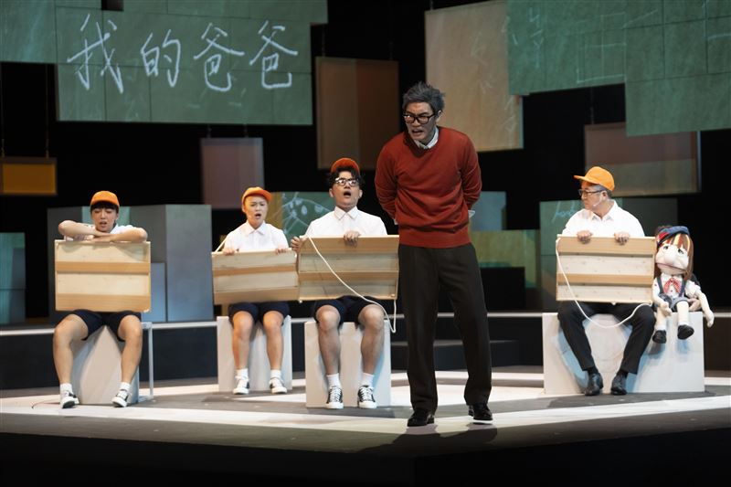 周定緯2023年舞台劇《謝謝大家收看》飾演老師橋段。（圖／金星文創提供）