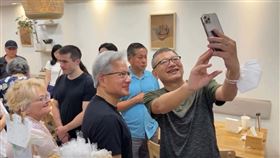 黃仁勳與妻子Lori、哥哥黃仁傑一同現身台北市大安區「老漿家」延吉店用餐，連和黃仁勳交情友好、擁有500萬粉絲的知名科技播客Lex Fridman也和黃家人一起共進早餐。（圖／翻攝自Threads @soy25118837）