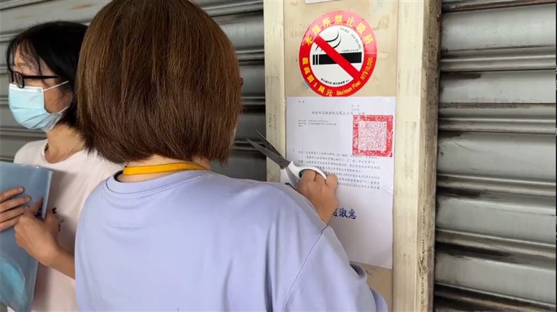 國稅局在仁武烤鴨店外貼上公告，業者因為一個月逃漏稅達到三次，祭出停業處分。（圖／翻攝畫面）