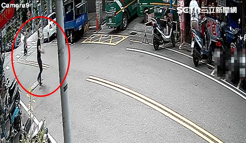 郵局經理報案提告30分鐘後，劉男持菜刀闖入郵局卸貨區砍殺外包工。（圖／民眾提供）