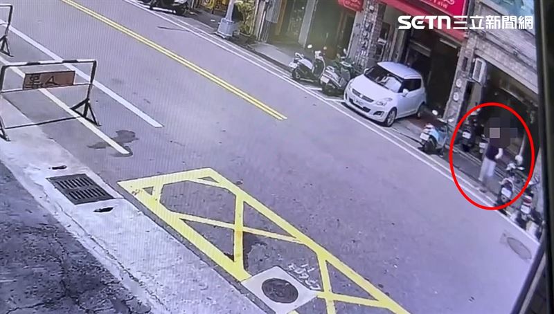 4日中午12時許，劉男曾持刀站在馬路上叫囂，遭郵局報案提告。（圖／民眾提供）