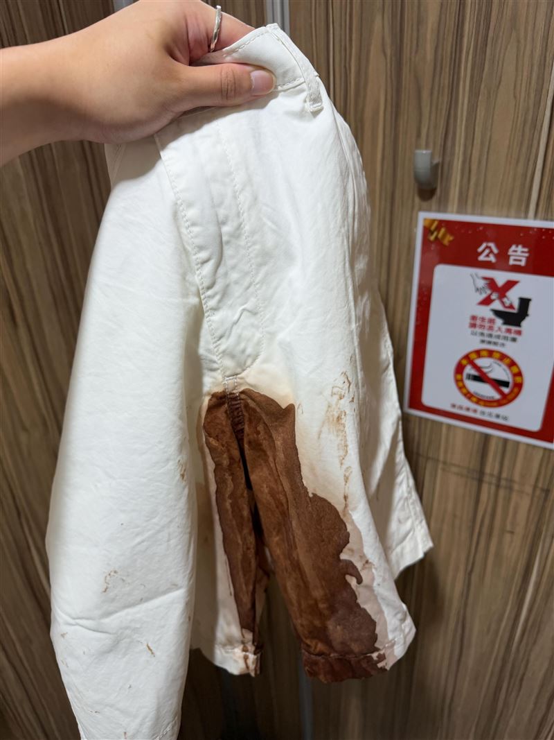 有網友表示自己在北車白褲子遭咖啡打翻在尷尬處求救援。（圖／翻攝自threads）