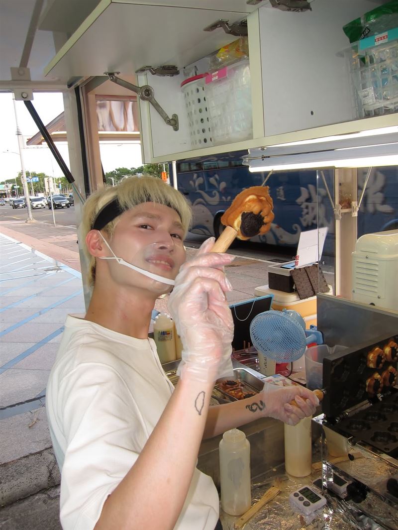 鍾明軒為了體驗人生，暫時轉行賣雞蛋糕。（圖／翻攝自鍾明軒IG）