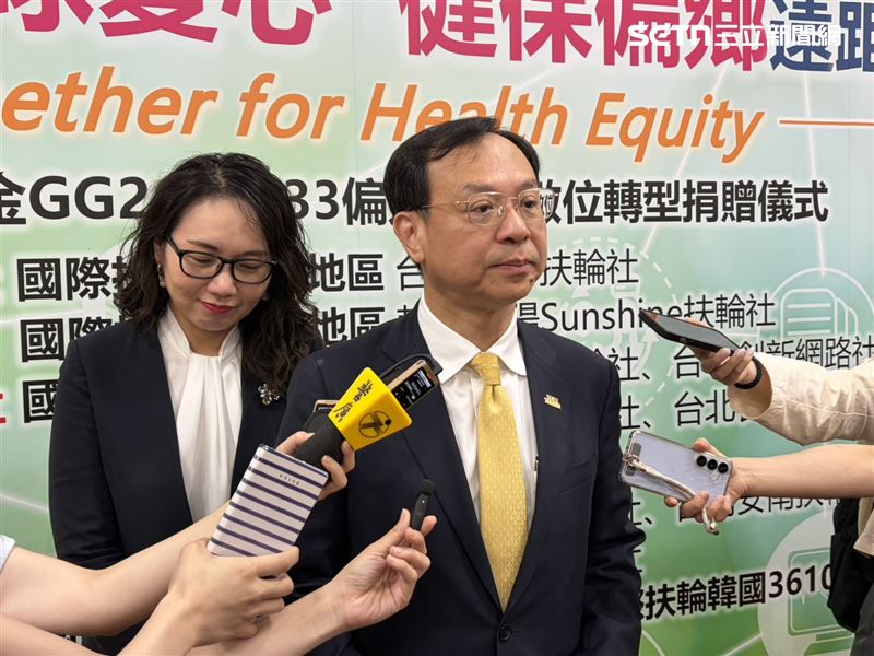 衛福部長石崇良（右）表示，《菸害防制法》修法將聚焦3大方向。（圖／記者簡浩正攝影）
