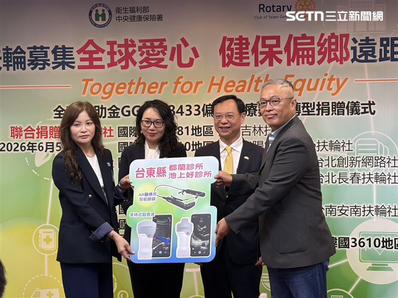 衛福部長石崇良（右2）、健保署長陳亮妤（左2）出席「國際扶輪3481地區舉辦偏鄉遠距醫療設備捐贈儀式」。（圖／記者簡浩正攝影）
