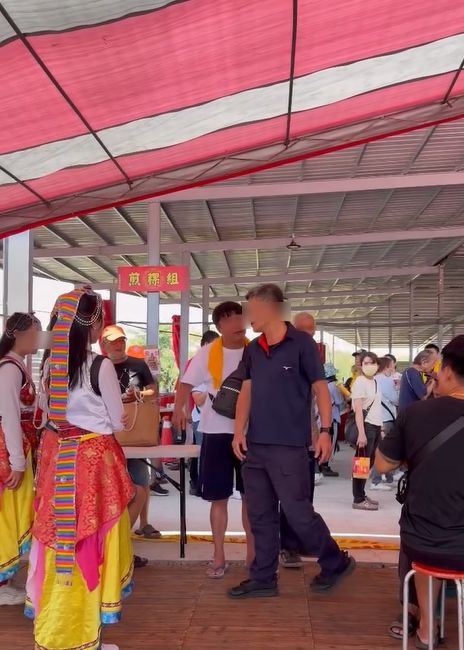 東方藝術團到雲林宮廟表演，禮生不甘遭男子伸鹹豬手摸臀，忍不住上前質問。（圖／翻攝自Threads @insist.0221）