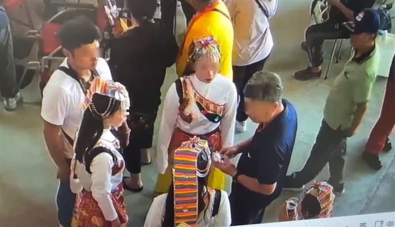 男子堅持否認伸鹹豬手性騷禮生，最後礙於眾人壓力下道歉。（圖／翻攝畫面）
