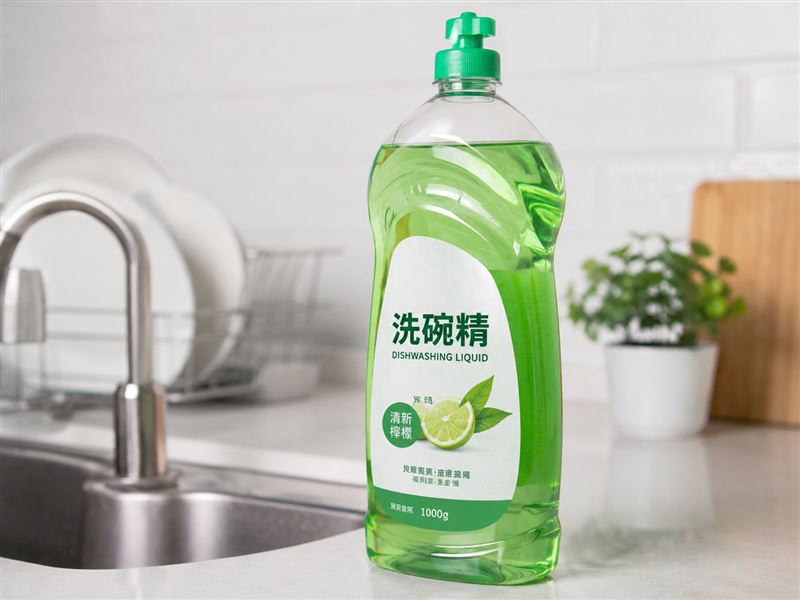 不少人為了省錢，將洗碗精、洗手乳加水稀釋，但譚敦慈提醒，直接在瓶中加水，恐讓細菌滋生。（圖／AI製圖）