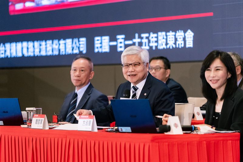 在4日台積股東常會上，有媒體詢問董事長魏哲家，南韓目前有意扶持科技業打造竹科產業聚落，輝達執行長黃仁勳也飛抵南韓拜會，似有固樁之義，詢問魏哲家會否擔心台灣競爭力受挑戰？魏哲家先接過這話題的後半段說：「先回答後面這個問題，可以保持優勢多久？『保持永遠』。」「我們的對手在二十年前說他們十年後就要趕上台積電，十年前他又講說他十年後會趕上台積電，最近他還講說十年後他會趕上台積電，我的回應就是『做夢！』」（圖／台積公司提供）