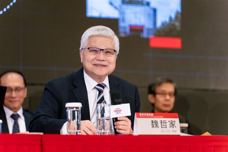 台積電(2330)進行2025年第四季現金股利除息,每股配發約6元多現金,依據公開資料估算,台積電大股東與高層在此次配息中將有豐厚現金入帳。行政院國發基金持有約16.53億股,預計有99.22億元入帳,為最大受益者,而台積電董事長魏哲家持股721萬7009股,將有4330萬元入袋。(圖/台積公司提供)