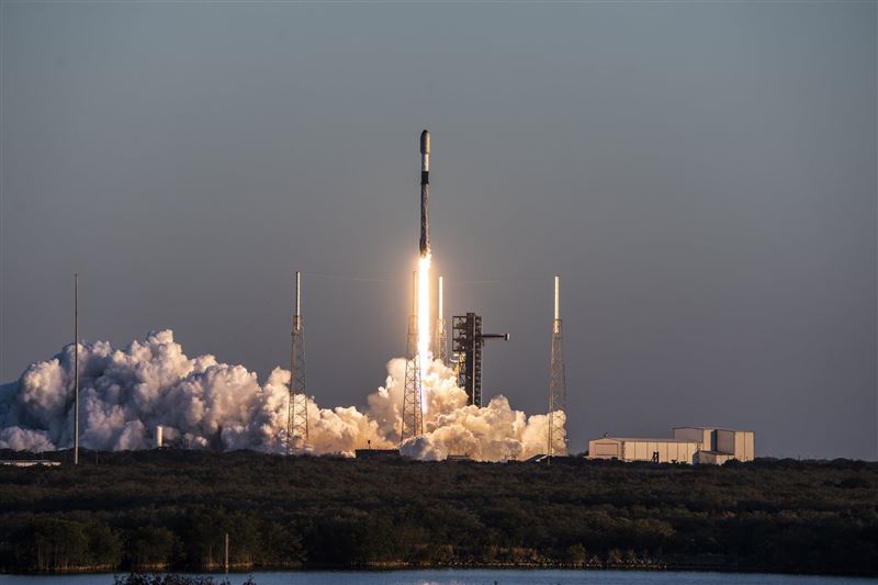 全球首富馬斯克（Elon Musk）旗下SpaceX即將在12日掛牌上市，其規劃的750億美元募資規模，以及破世界紀錄的1.77兆美元的估值，都讓投資人十分期待。美國財經媒體《富比士》 （Forbes）就揭露，散戶可透過五家券商參與這場IPO盛宴。（圖／翻攝自X平台 @coinbureau）