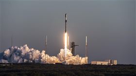 全球首富馬斯克（Elon Musk）旗下SpaceX即將在12日掛牌上市，其規劃的750億美元募資規模，以及破世界紀錄的1.77兆美元的估值，都讓投資人十分期待。美國財經媒體《富比士》 （Forbes）就揭露，散戶可透過五家券商參與這場IPO盛宴。（圖／翻攝自X平台 @coinbureau）