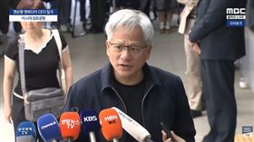 黃仁勳稍早抵達首爾金浦機場，隨後對媒體進行問答環節。（圖／翻攝自MBCNEWS YouTube）