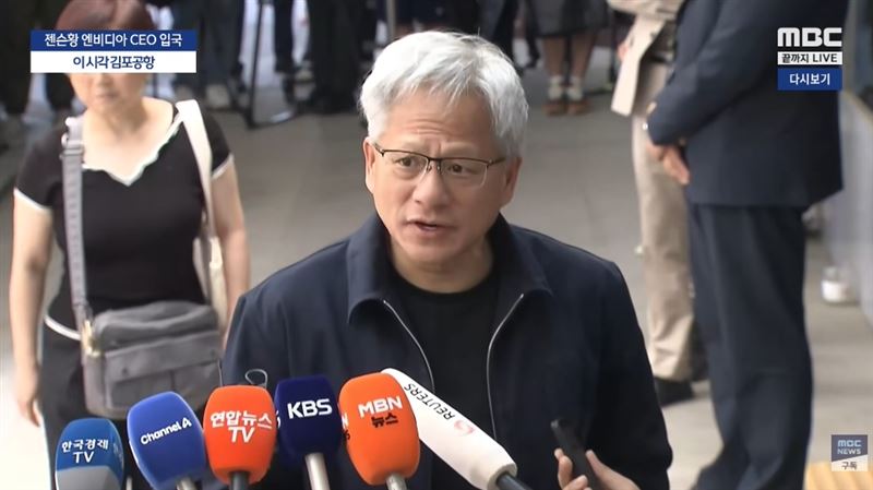 黃仁勳稍早抵達首爾金浦機場，隨後對媒體進行問答環節。（圖／翻攝自MBCNEWS YouTube）
