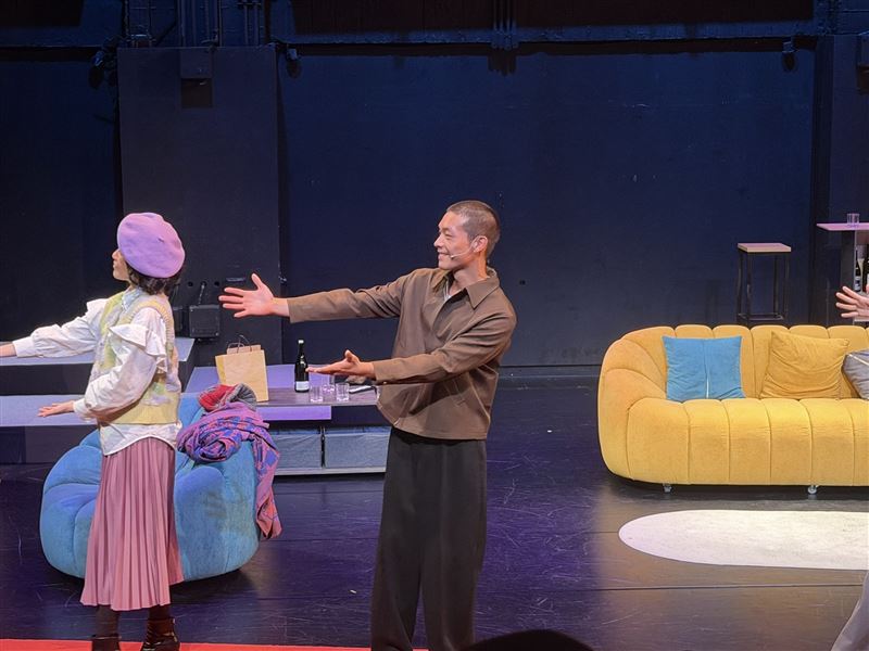 牧森於舞台劇《我不是影后》中飾演陳偉任20年後的兒子，短暫登場卻令人印象深刻。 （圖／周子娛樂提供）