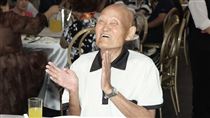 坐輪椅暴瘦現身　李炳輝認中風19年妻失智