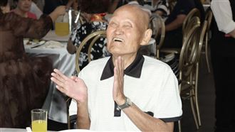 坐輪椅暴瘦現身　李炳輝認中風9年妻失智