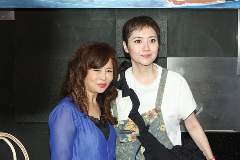 劉曉憶（右）跟曹雨婷受訪。(圖／記者田俊彥攝影）