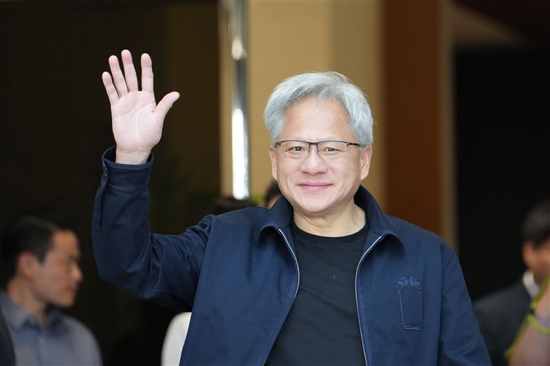 輝達創辦人暨執行長黃仁勳一抵達韓國就受到熱烈歡迎。（圖／美聯社／達志影像）