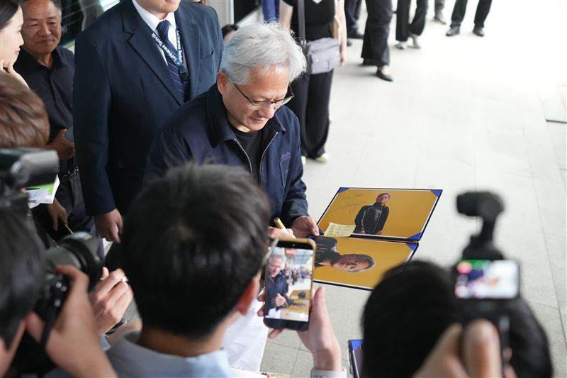 黃仁勳不改親民風格。（圖／美聯社／達志影像）