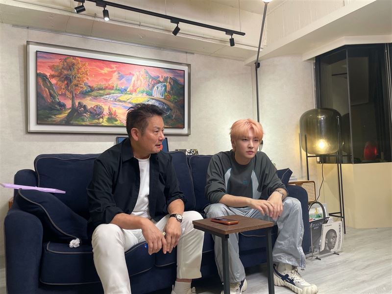 徐乃麟與炎亞綸在節目中討論整人橋段，荒謬劇情讓來賓毫無防備。(圖／大浪娛樂提供）