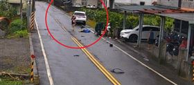 宜蘭離譜車禍！25歲三寶媽撞死82歲嬤，車上3幼童沒安全座椅，肇事後手抱孩子下車查看，又忘記拉手煞車。（圖／翻攝畫面）