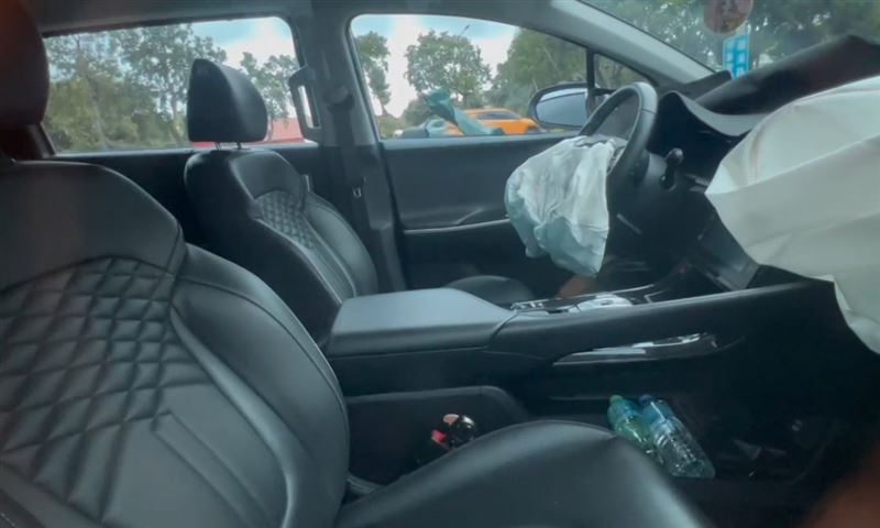 宜蘭離譜車禍！25歲四寶媽撞死82歲嬤，車上3幼童沒安全座椅，肇事後手抱孩子下車查看，又忘記拉手煞車。（圖／翻攝畫面）