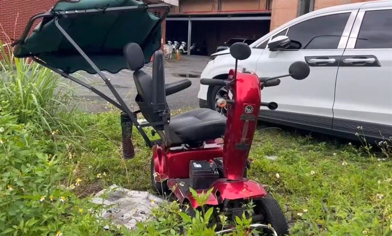 宜蘭離譜車禍！25歲四寶媽撞死82歲嬤，車上3幼童沒安全座椅，肇事後手抱孩子下車查看，又忘記拉手煞車。（圖／翻攝畫面）