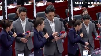 白議員送蔣萬安戰鬥陀螺　下秒尷尬掉地上