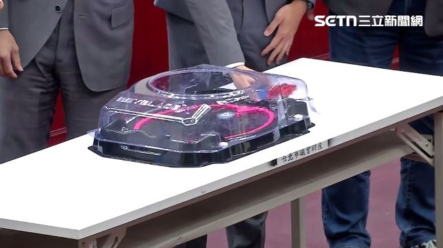 蔣萬安打戰鬥陀螺，被林珍羽讚很厲害（圖／翻攝畫面）