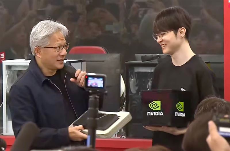 黃仁勳旋風訪韓，一落地第一站就與《英雄聯盟》T1戰隊傳奇選手Faker見面。（圖／翻攝自X平台）