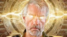 幣圈名人Michael Saylor打破「永不賣幣」承諾，旗下公司微策略於上週出售32枚比特幣的消息公布後，本週比特幣就一路走跌，甚至一度跌破6萬2000美元整數關卡。但Saylor對此急喊冤，指是機構資金流向AI族群惹的禍。（圖／翻攝自X平台 @Crypto__Goku）