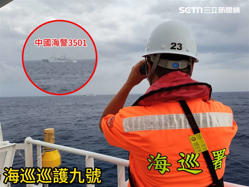 中國大陸海警船「大角度」硬闖東沙，海巡近迫造浪強勢對峙中。（圖／翻攝畫面）