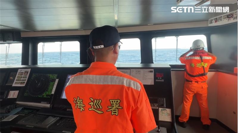 中國大陸海警船「大角度」硬闖東沙，海巡近迫造浪強勢對峙中。（圖／翻攝畫面）