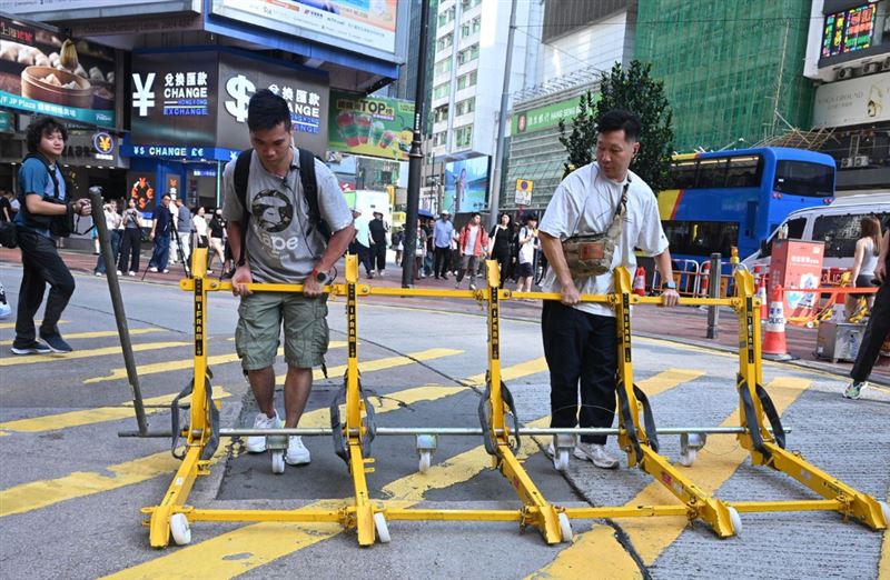 香港警方防止民眾上街參加六四紀念活動，在銅鑼灣一帶加強戒備。（圖／翻攝自臉書獨立媒體 inmediahk.net）