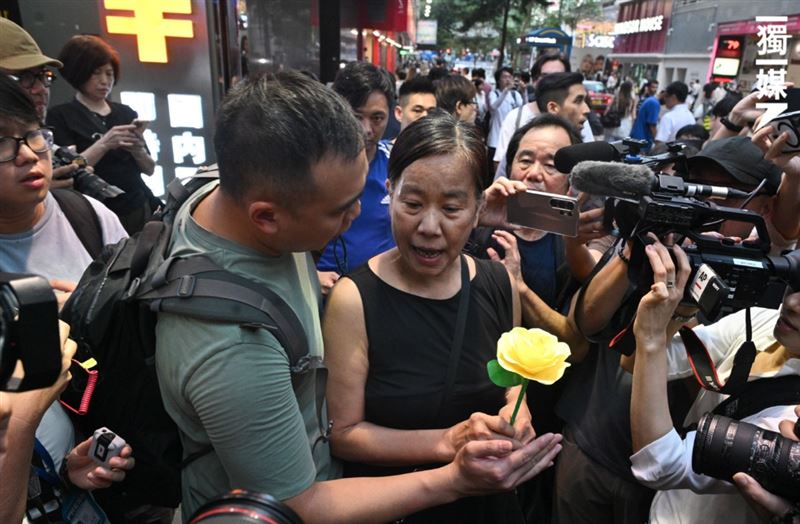 陳寶瑩手持摺紙花也遭警方關切、強制帶走。（圖／翻攝自臉書獨立媒體 inmediahk.net）