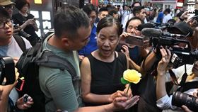 陳寶瑩手持摺紙花也遭警方關切、強制帶走。（圖／翻攝自臉書獨立媒體 inmediahk.net）