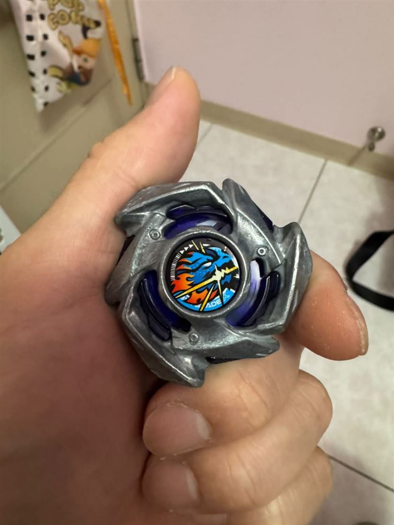 台中萊爾富販賣限定版戰鬥陀螺超搶手，有民眾凌晨1點多就來排隊。（圖／翻攝畫面）