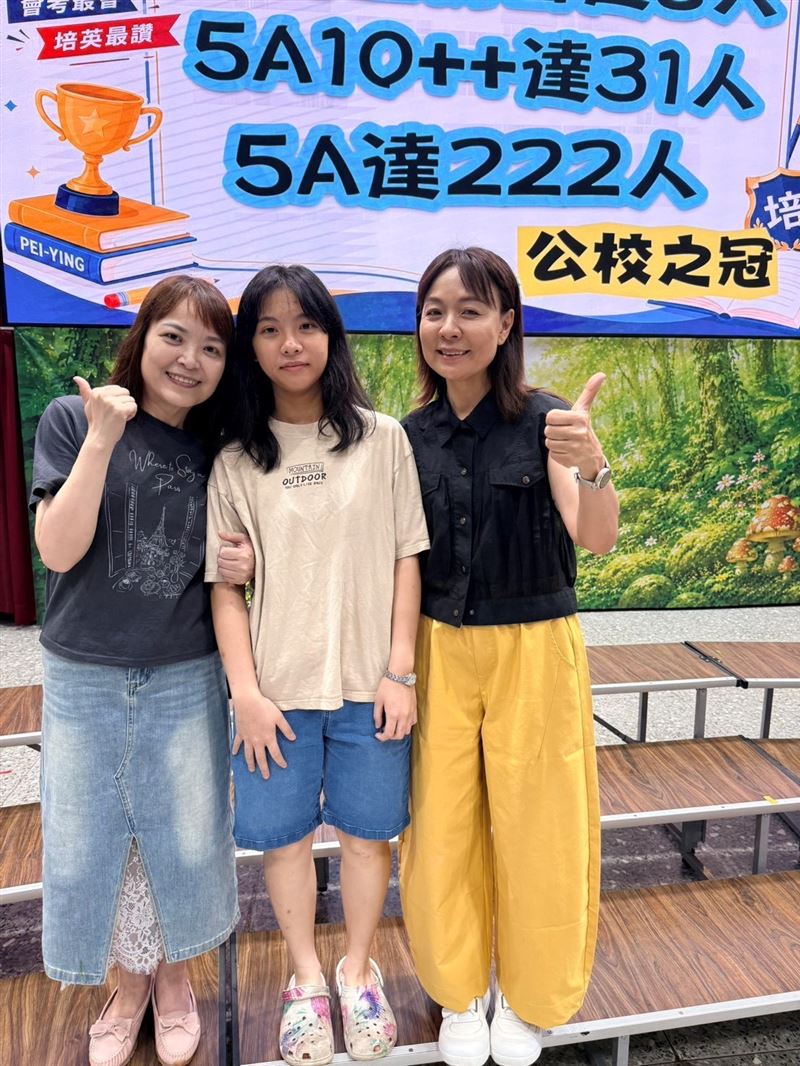 新竹市培英國中黃冠榕同學歷經父親驟逝與家庭轉變，在會考拿下5A5+、作文六級分，獲傑出表現獎的肯定。（圖／新竹市政府提供）